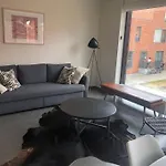 Hedendaags, Verzorgd Appartement Op Unieke Locatie