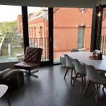 Hedendaags, Verzorgd Appartement Op Unieke Locatie